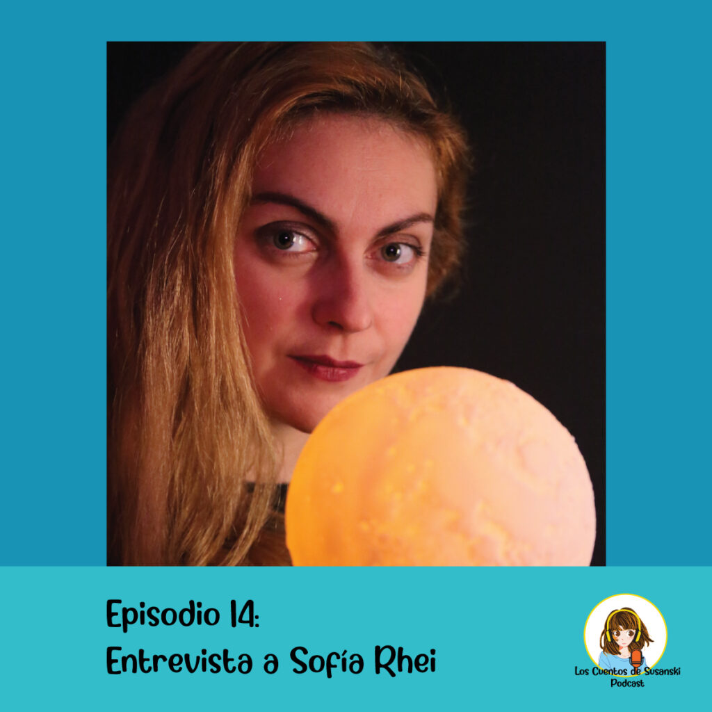 Episodio 14: Entrevista a Sofía Rhei
Retrato de la autora mirando a la camara, con el pelo liso rubio cobrizo en la mano sujeta una esfera de la luna iluminada a la altura de la barbilla pero no se le llega a ver la mano.