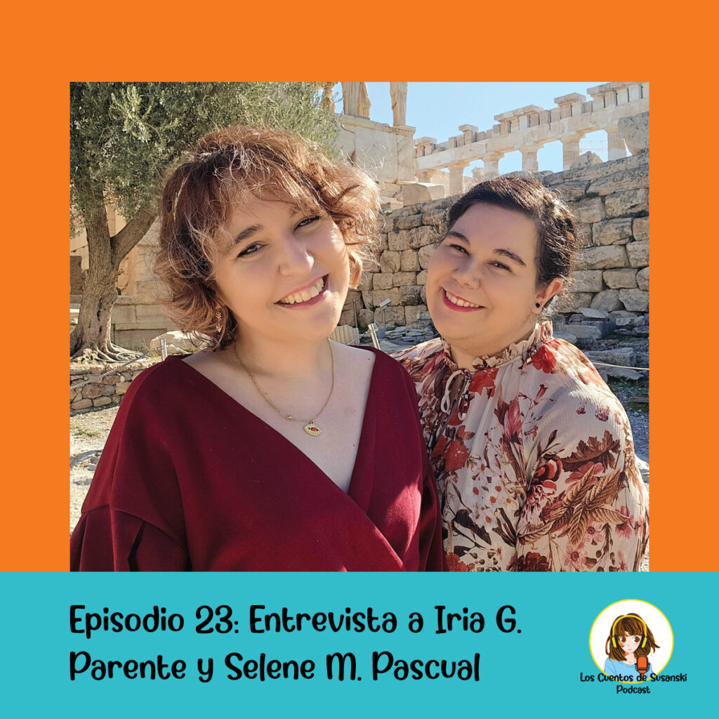 Una imagen promocional del pódcast «Los cuentos de Susanski» para el episodio 23, titulado «Entrevista a Iria G. Parente y Selene M. Pascual». La parte superior muestra una fotografía de las dos autoras sonriendo frente a unas ruinas antiguas de piedra bajo un cielo despejado. Iria, a la izquierda, tiene el cabello castaño corto y ondulado y viste una prenda de color granate. Selene, a la derecha, tiene el cabello oscuro recogido y viste una blusa con estampado floral. La parte inferior de la imagen tiene un fondo azul con el título del episodio en letras negras y el logotipo del pódcast en la esquina derecha, que muestra una ilustración de una niña con auriculares y un micrófono. Todo el conjunto está enmarcado por un borde naranja grueso en la parte superior y los laterales.
