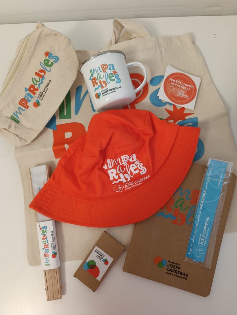 Set de material exclusivo de la Fundación Carreras contra la Leucemia contiene Gorro, Taza, Bolsa tote, Cuaderno,  Estuche y  Abanico